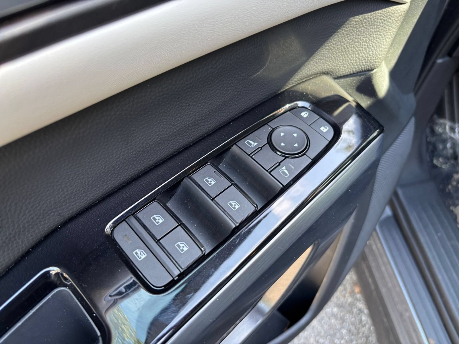 Used 2026 Nissan Pathfinder SL FWD image 18