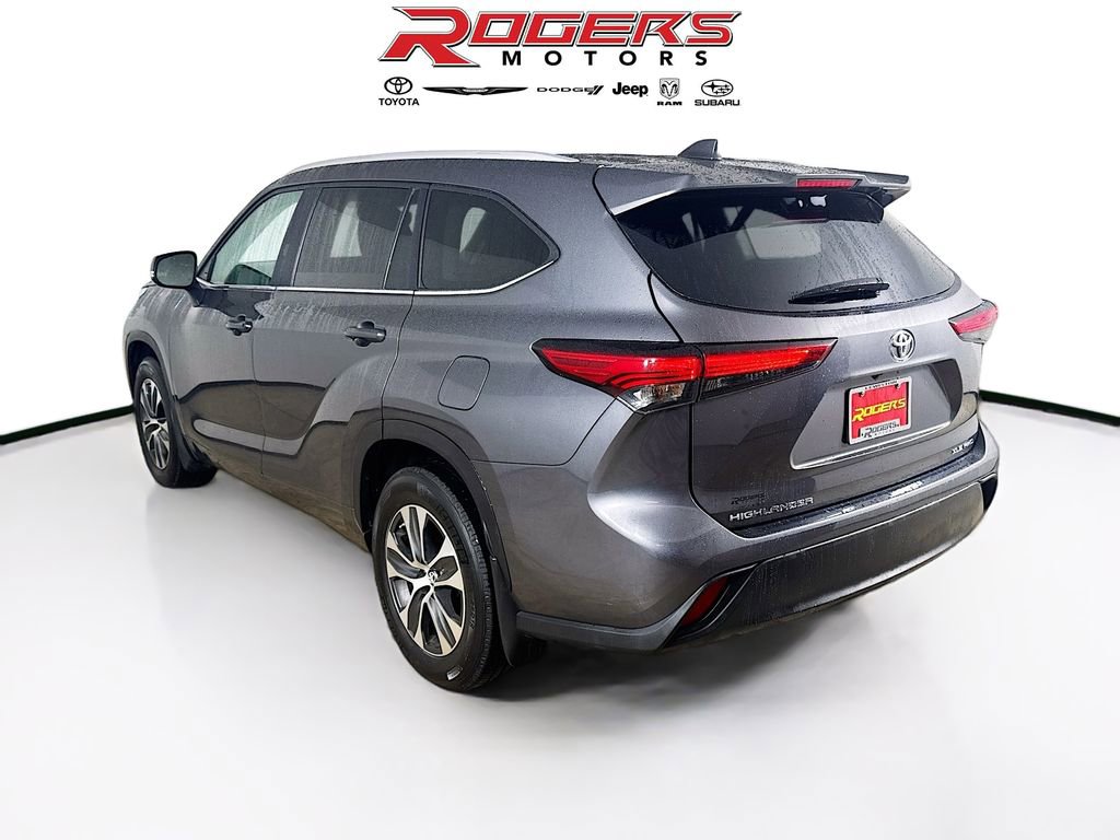 Used 2023 Toyota Highlander XLE image 6
