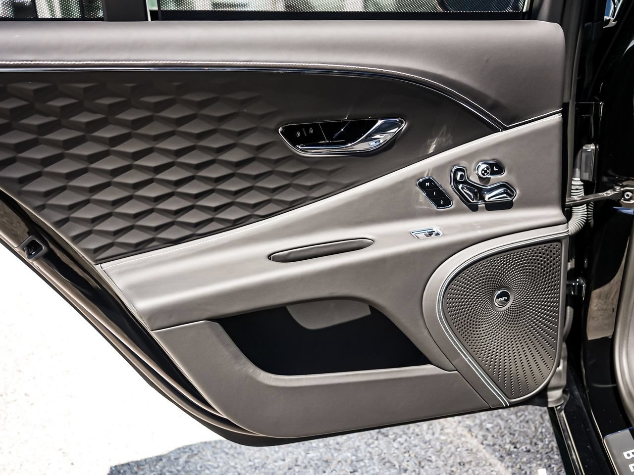 Used 2025 Bentley Flying Spur Plug-In Hybrid AWD/4WD image 40