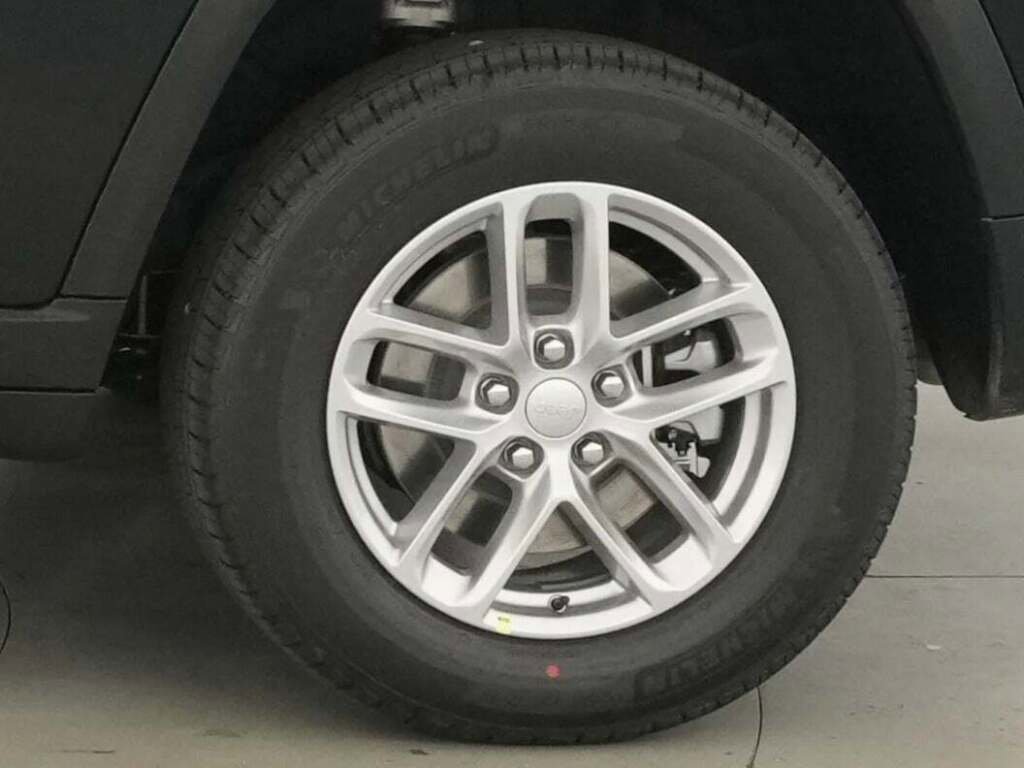 New 2025 Jeep Grand Cherokee L Laredo image 35