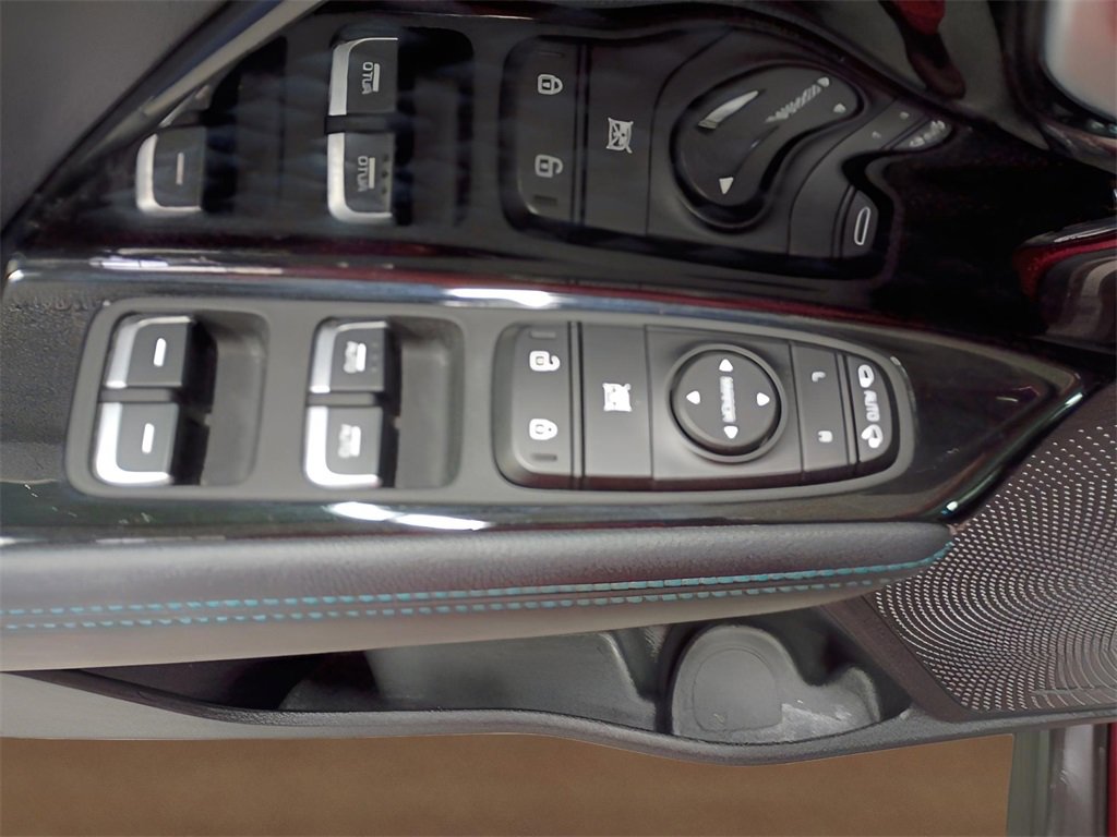 Used 2021 Kia Niro EX Premium w/ Cold Weather Package image 11