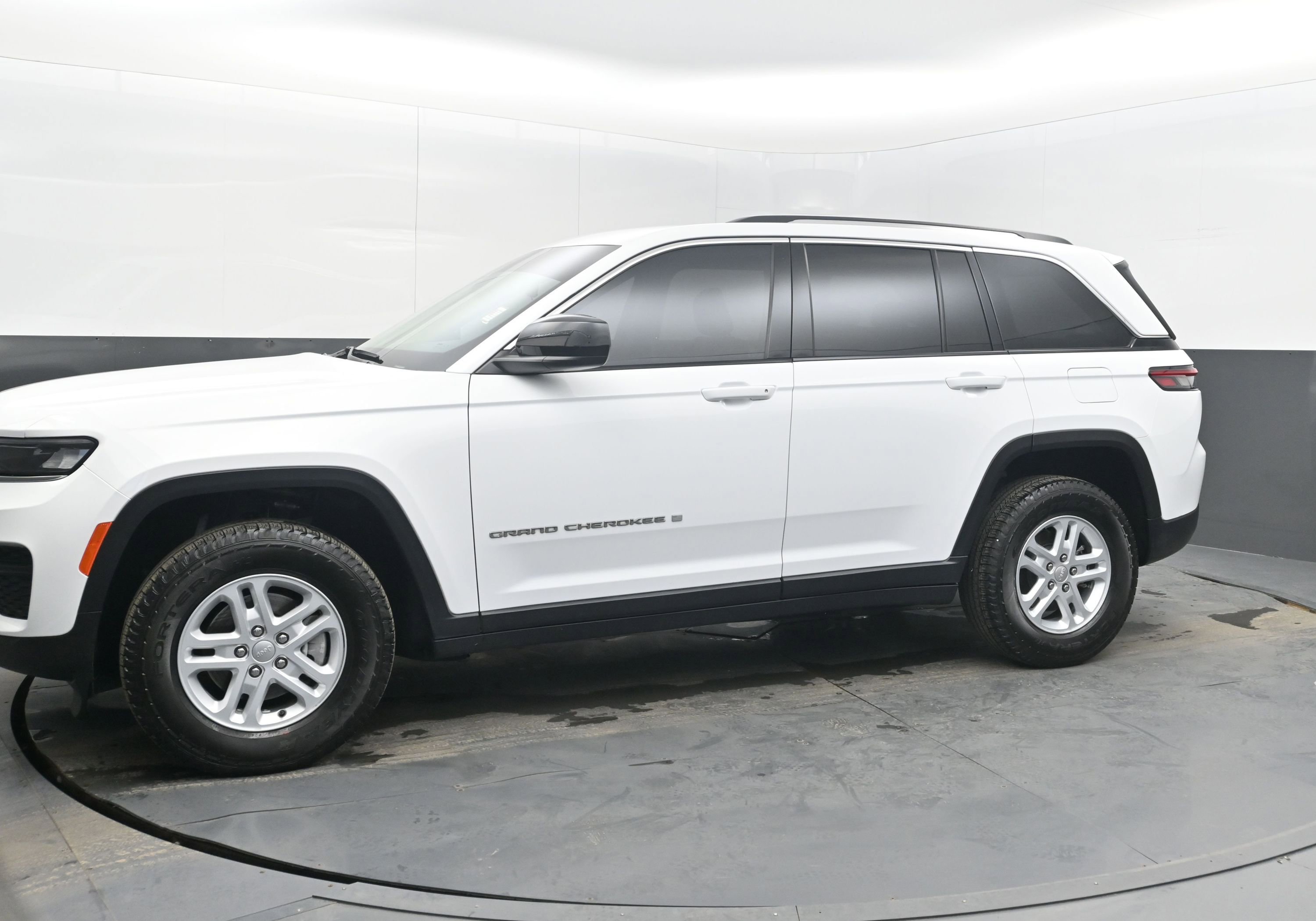 Used 2023 Jeep Grand Cherokee Laredo AWD/4WD image 5