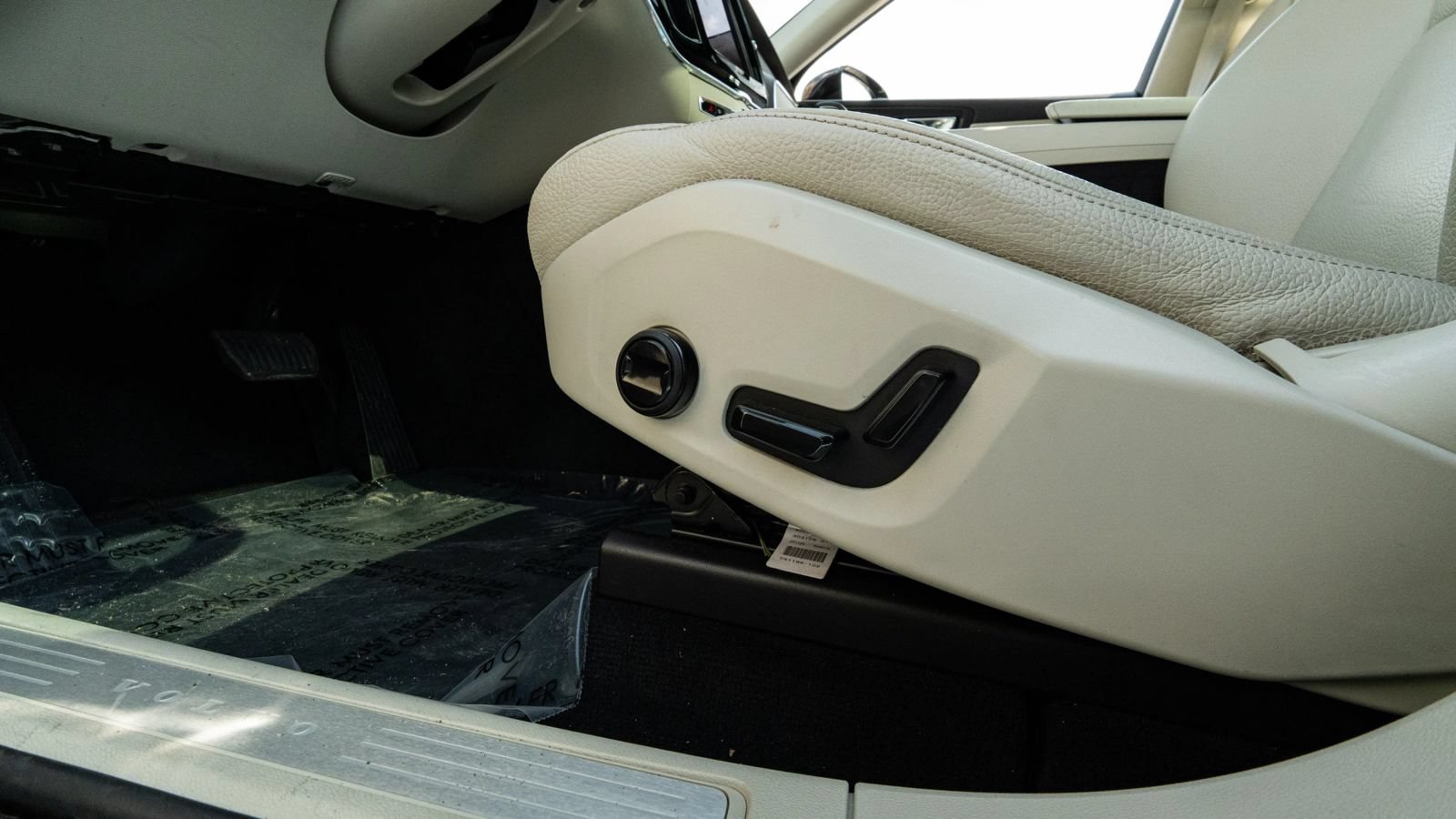 Used 2022 Volvo XC60 B5 Momentum AWD/4WD image 34