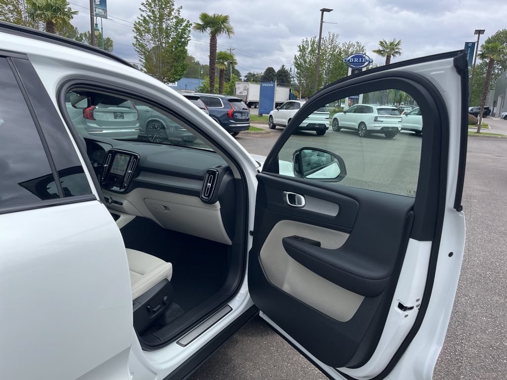 New 2026 Volvo XC40 B5 Plus w/ Protection Package Premier AWD/4WD image 19