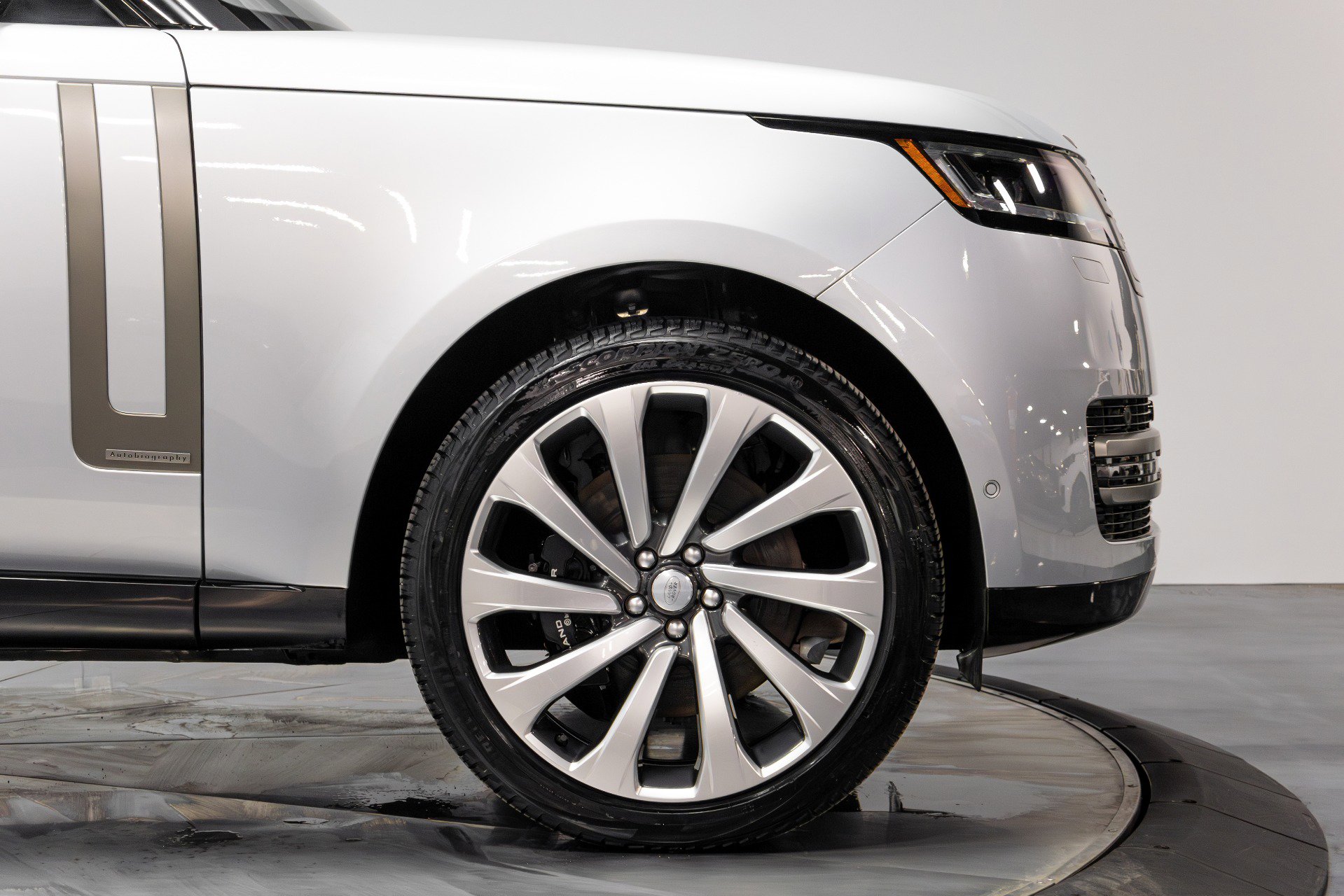 Used 2023 Land Rover Range Rover Autobiography image 17