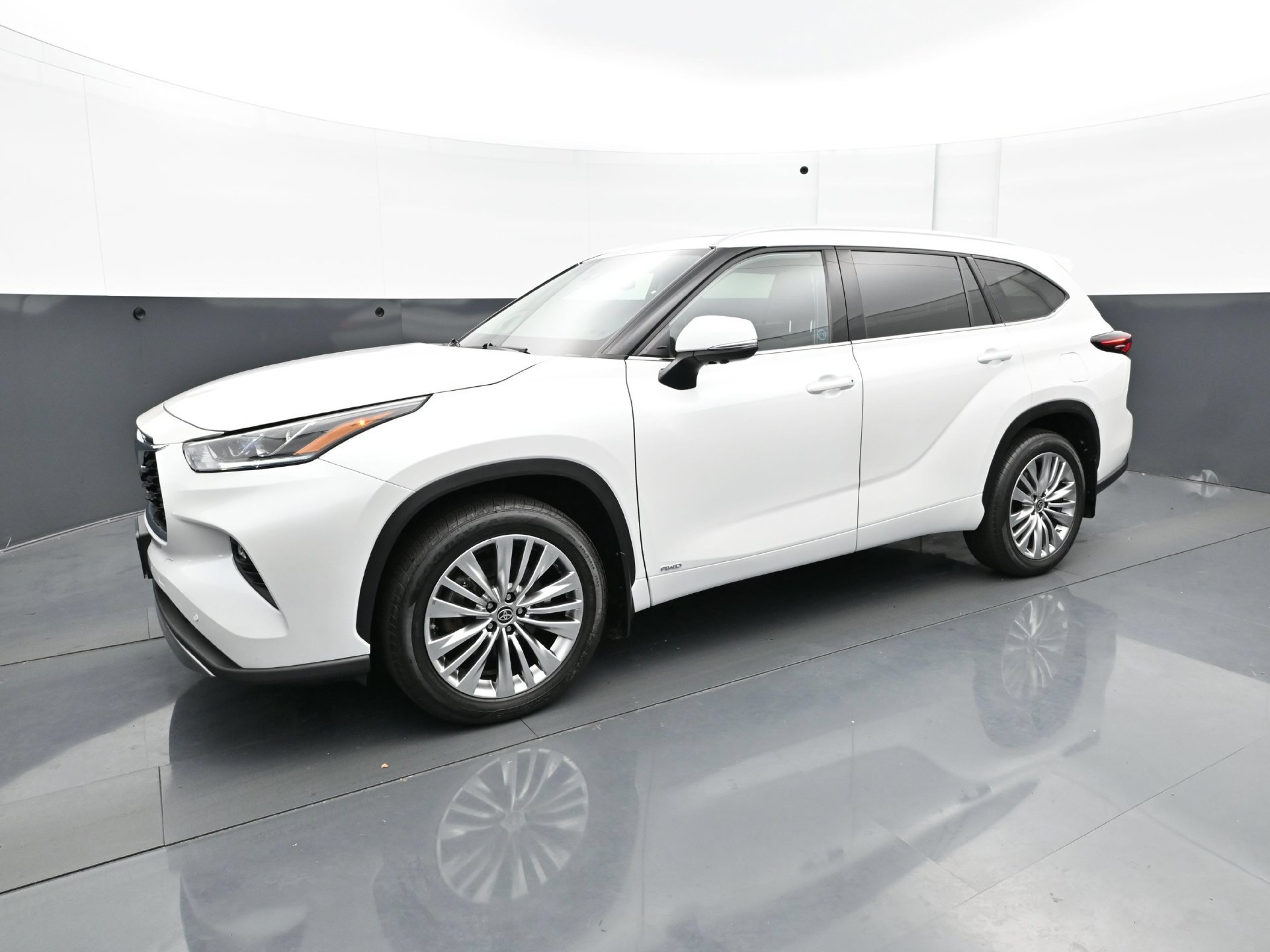 Used 2025 Toyota Highlander Platinum AWD/4WD image 2