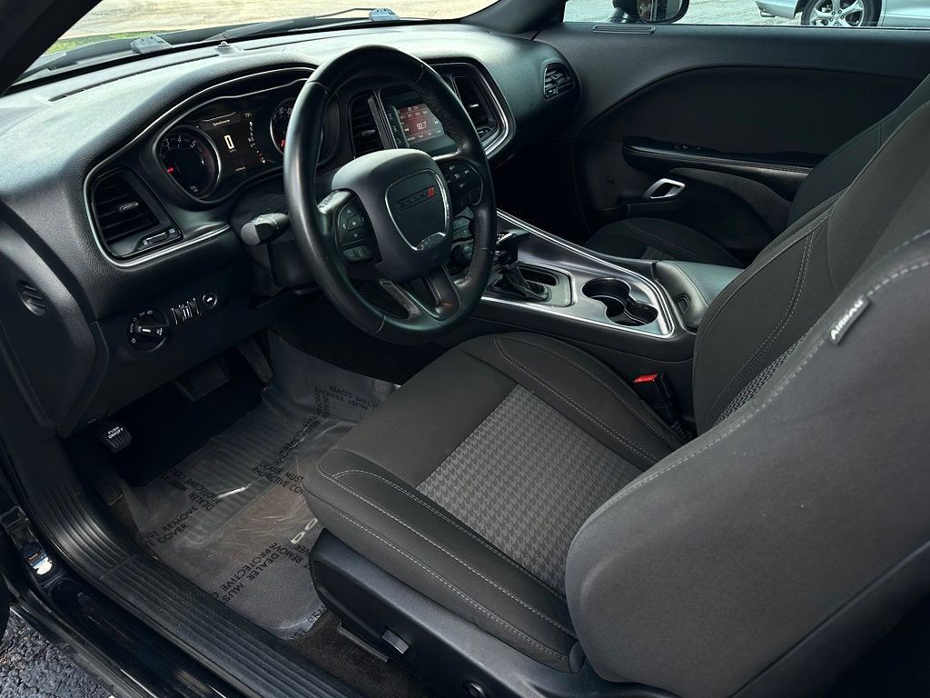 Used 2017 Dodge Challenger R/T RWD image 10