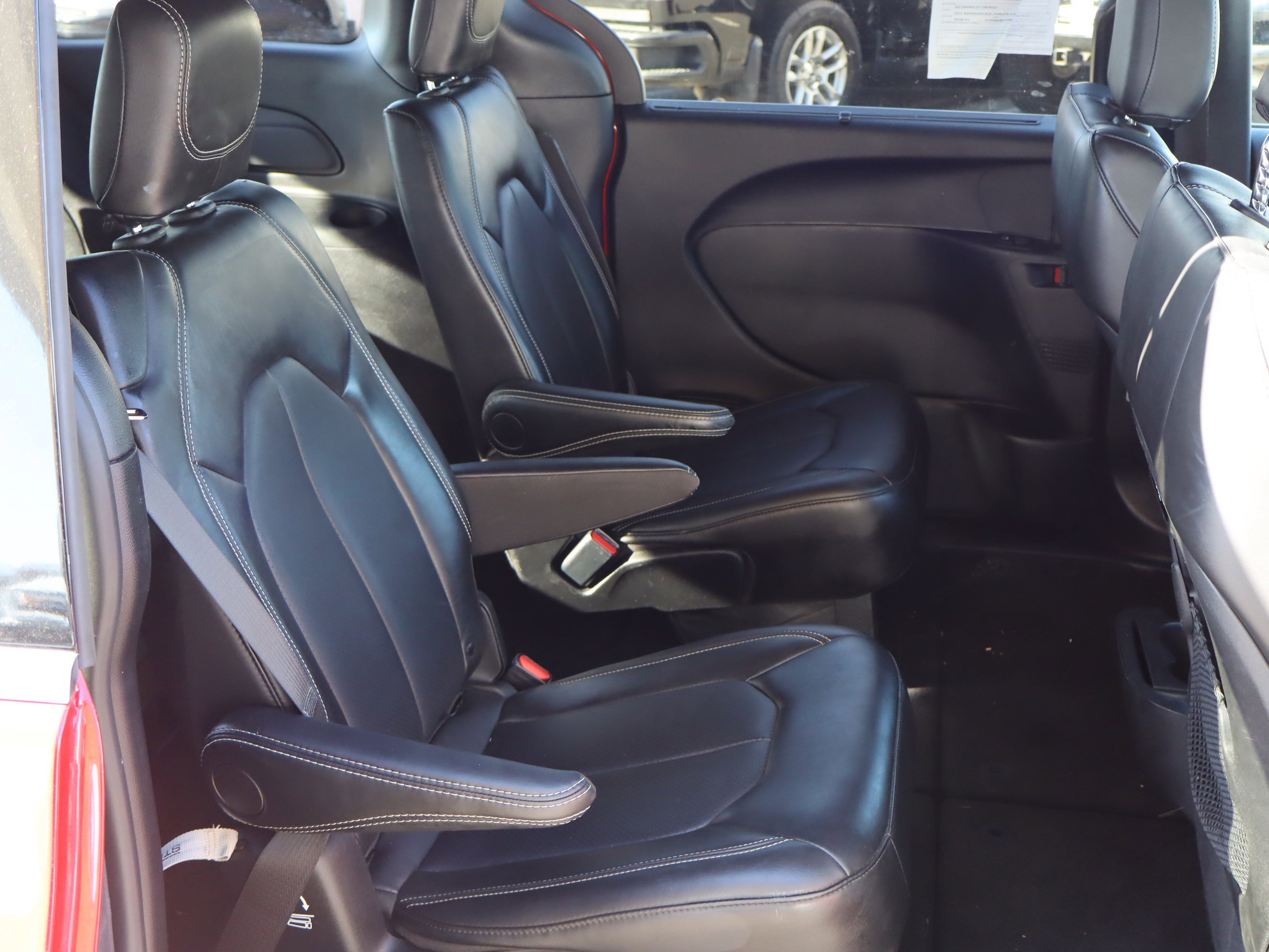 Used 2025 Chrysler Pacifica Select image 32