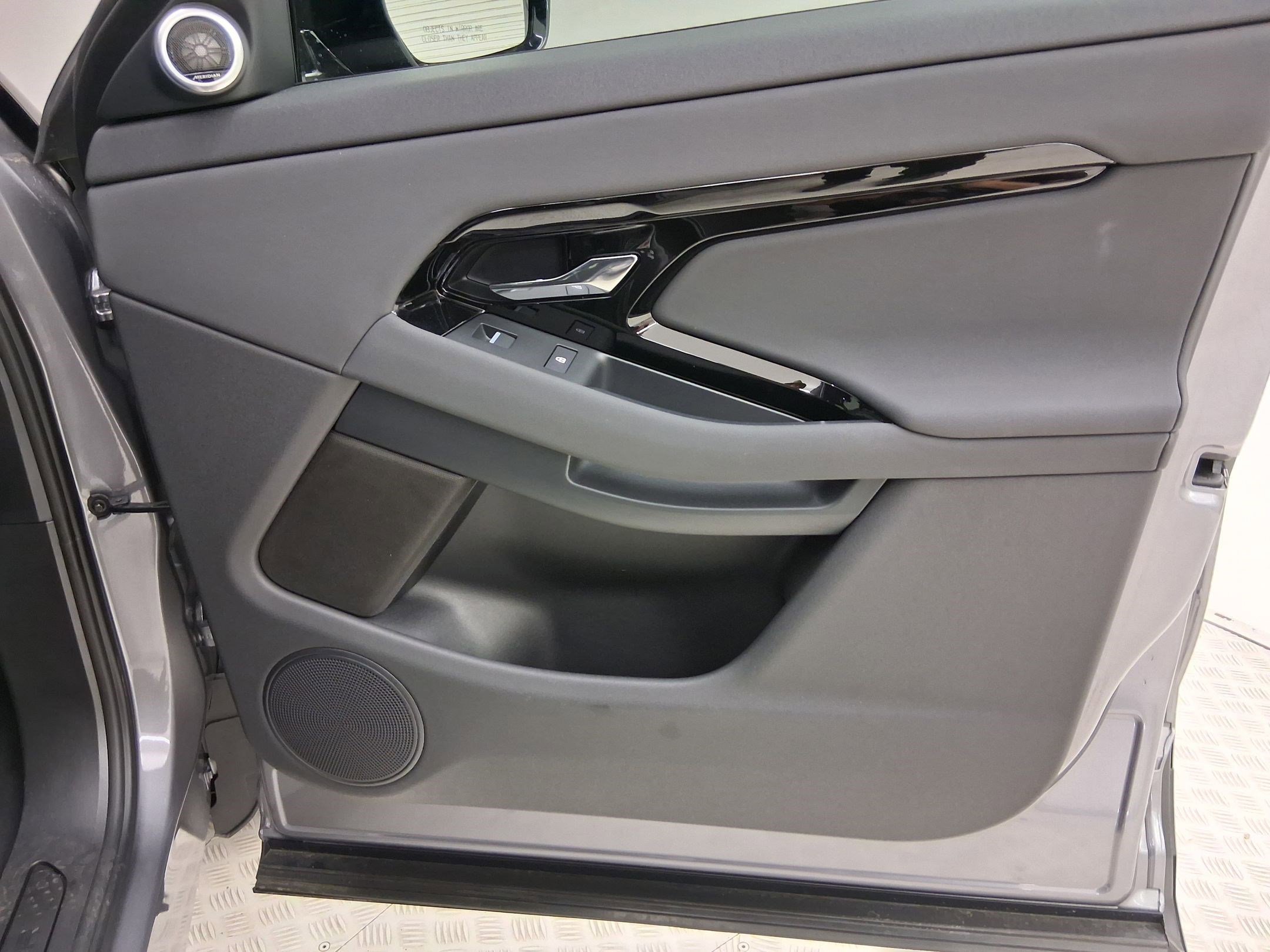 Used 2025 Land Rover Range Rover Evoque S image 34