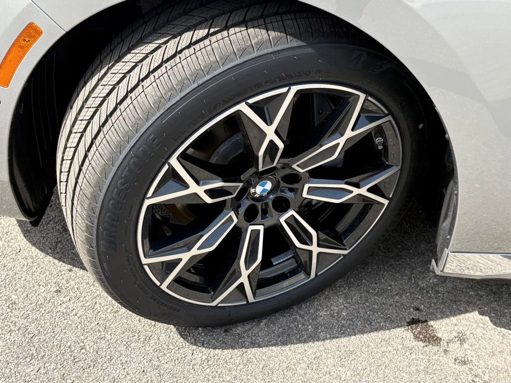 Used 2025 BMW i7 xDrive60 w/ Premium Package image 7