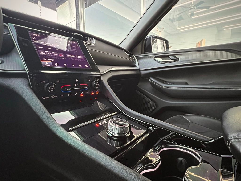 Used 2023 Jeep Grand Cherokee L Laredo image 45