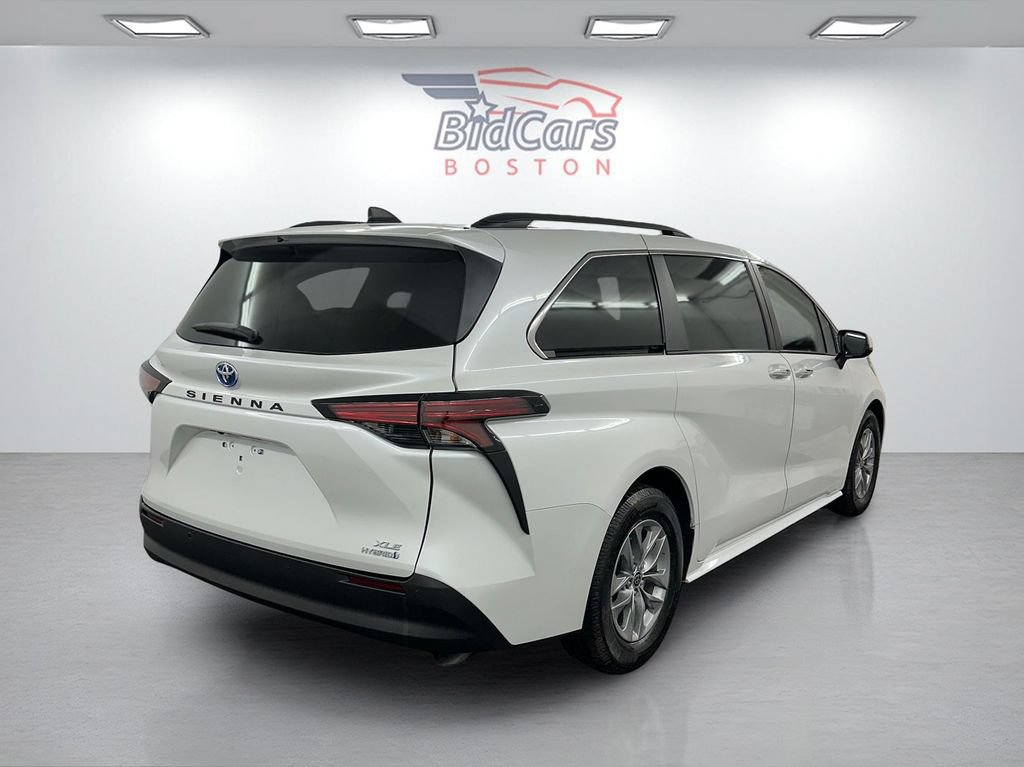 Used 2022 Toyota Sienna XLE w/ XLE Plus Package FWD image 4
