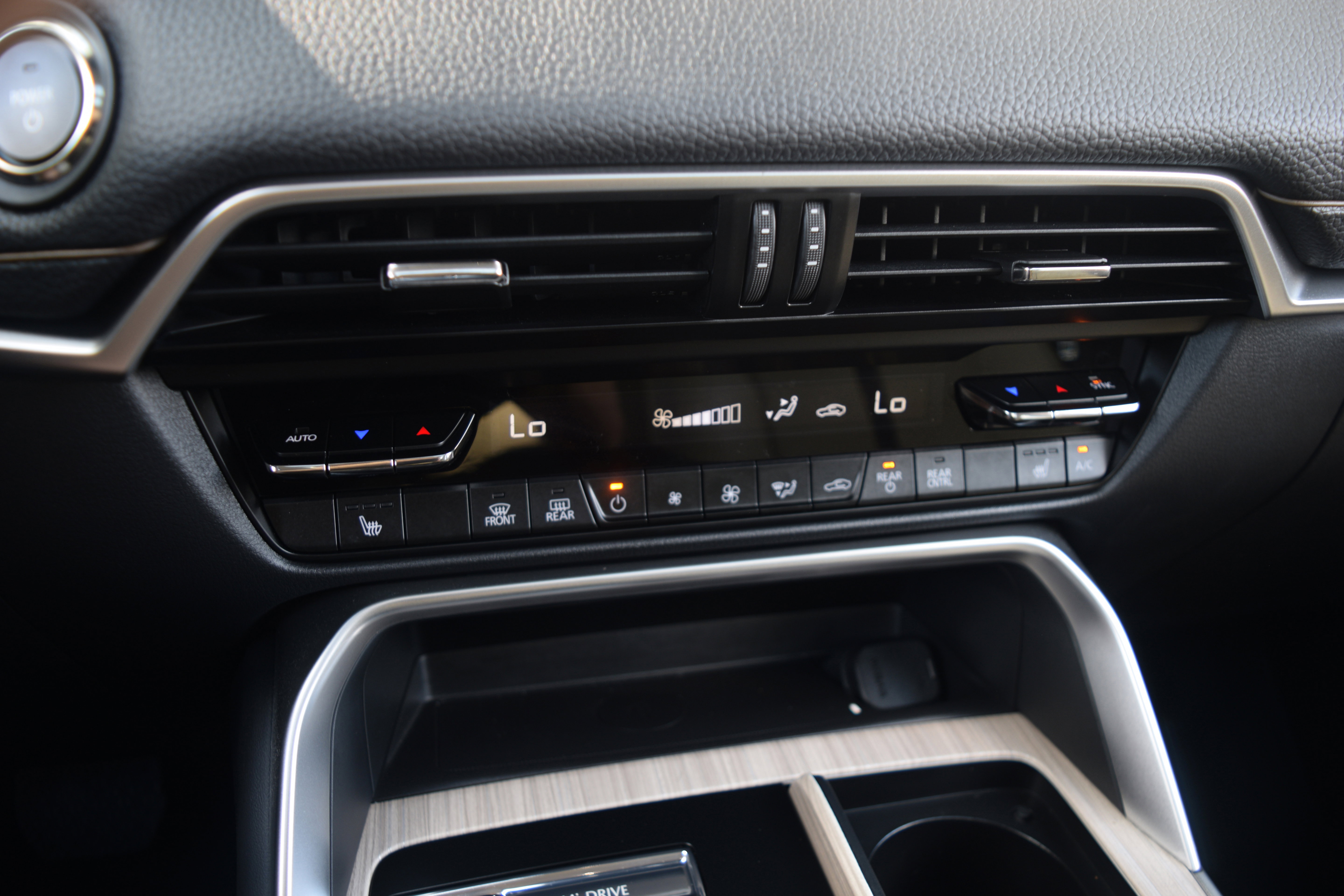 Used 2025 MAZDA CX-70 Plug-In Hybrid w/ Premium Pkg image 11