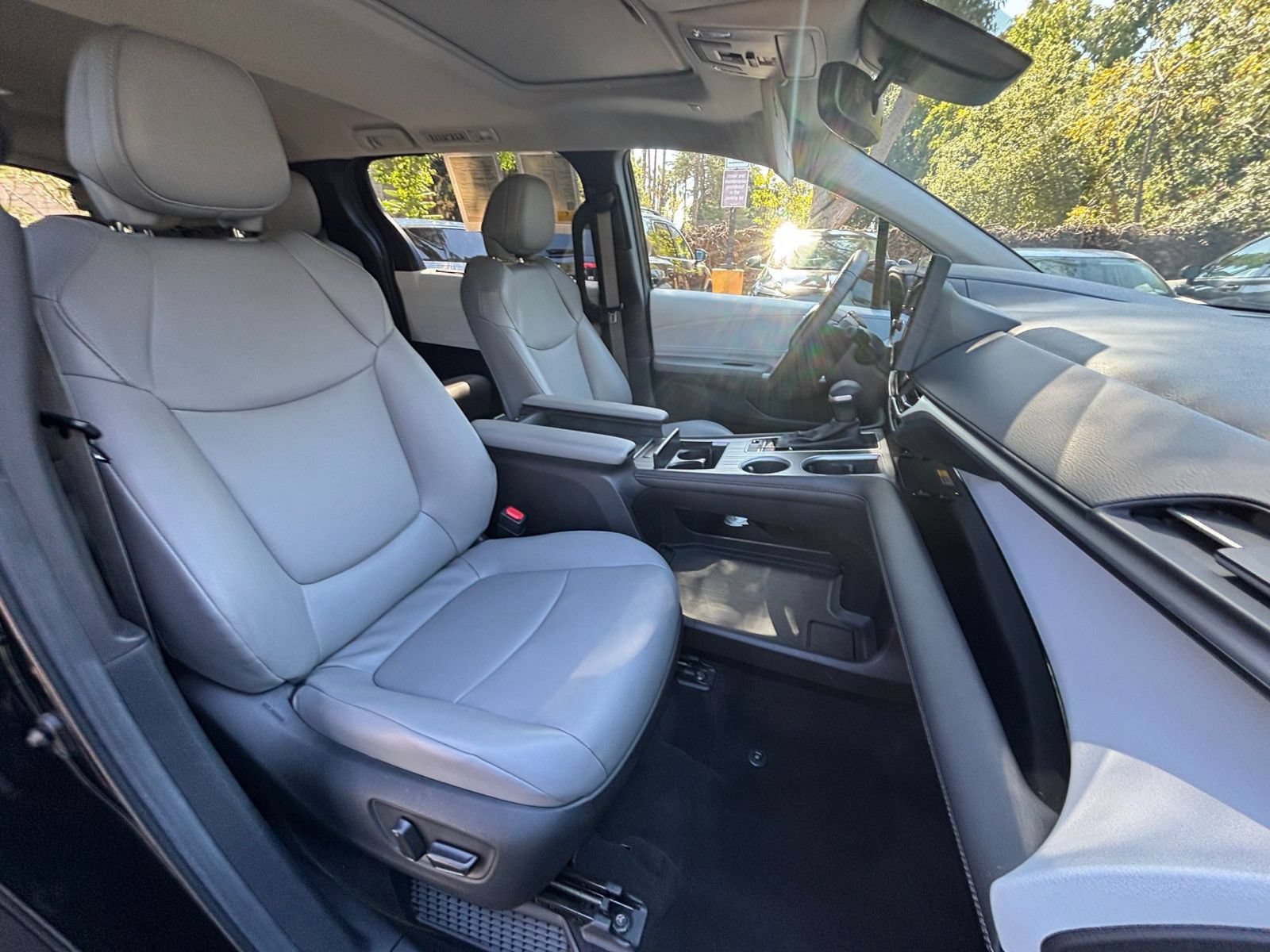 Used 2025 Toyota Sienna XLE FWD image 38