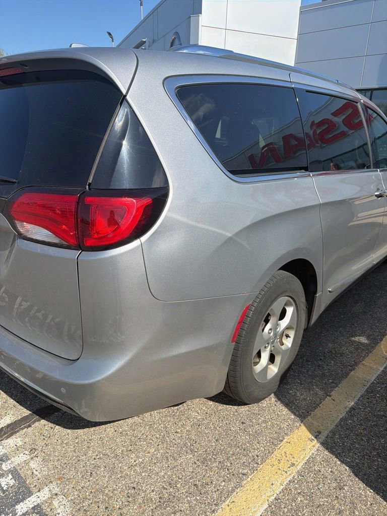Used 2017 Chrysler Pacifica Touring-L Plus FWD image 12