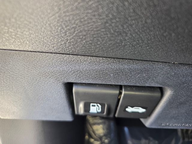 Used 2022 Nissan Versa SR image 20