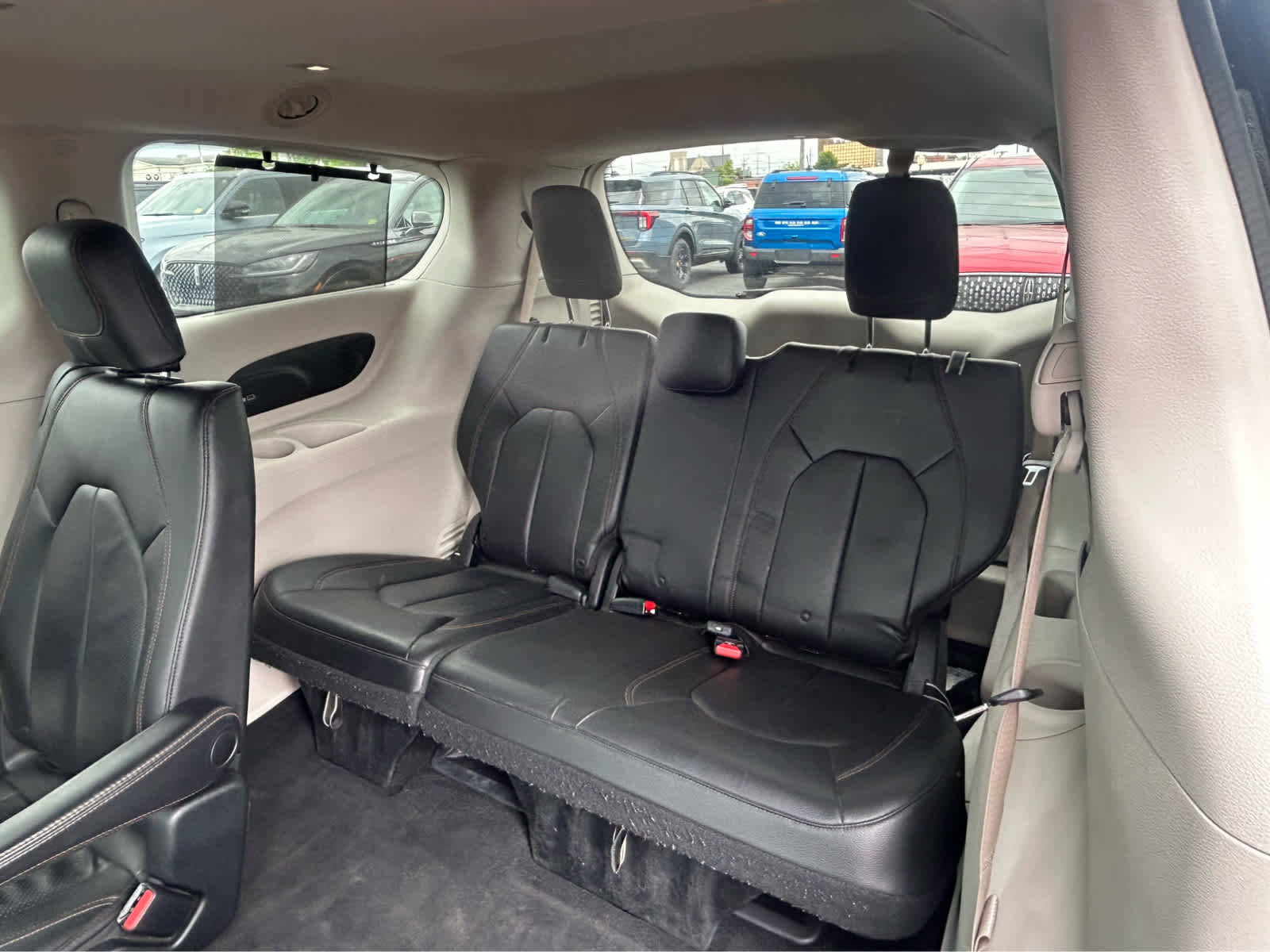 Used 2018 Chrysler Pacifica Touring-L w/ Advanced Safetytec Group FWD image 12