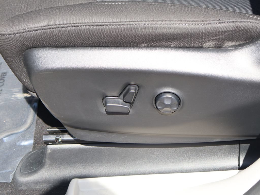 Used 2023 Chrysler Voyager LX FWD image 23