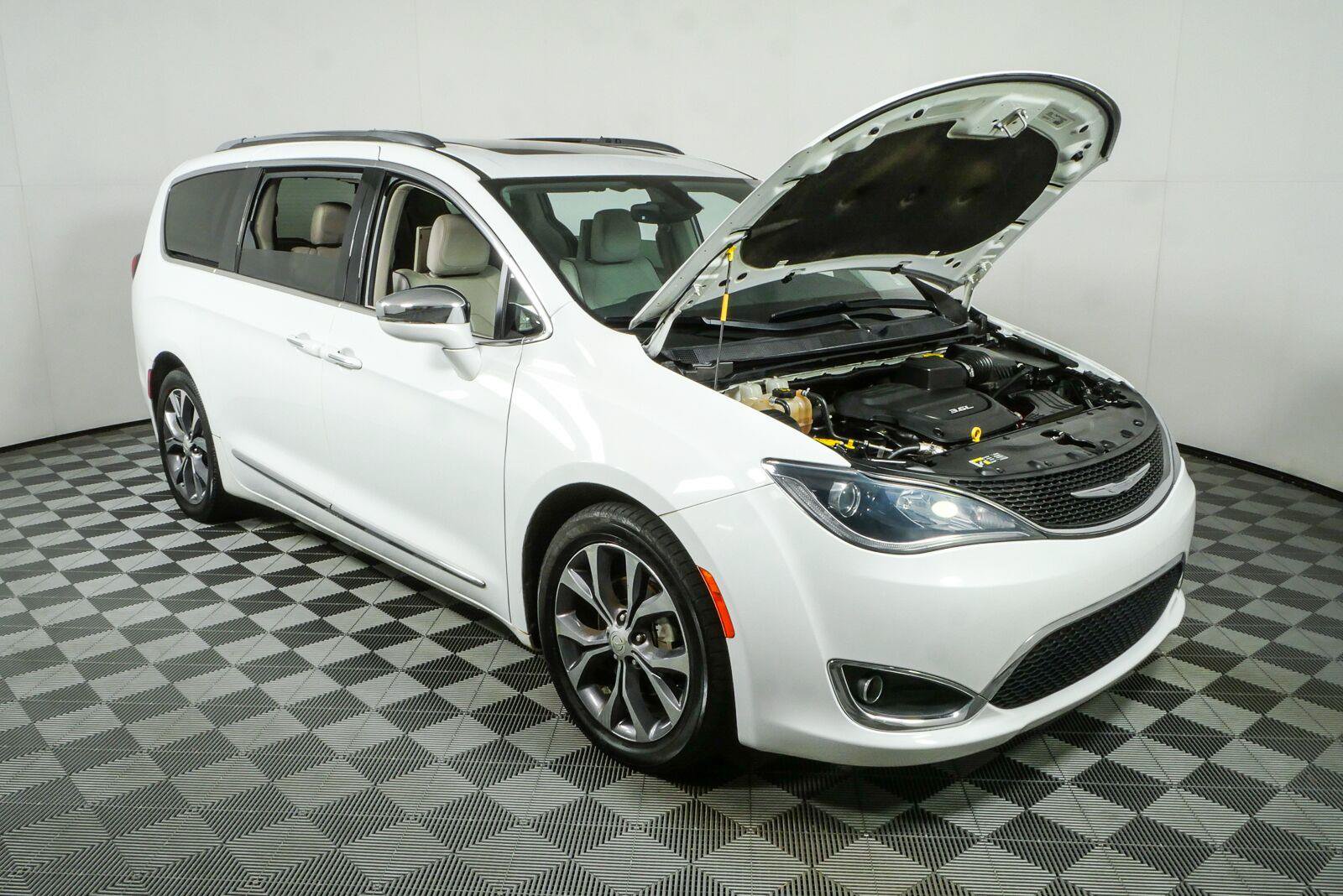 Used 2017 Chrysler Pacifica Limited FWD image 36