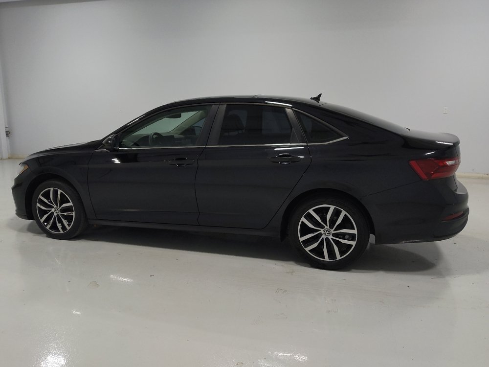 Used 2025 Volkswagen Jetta SE FWD image 3