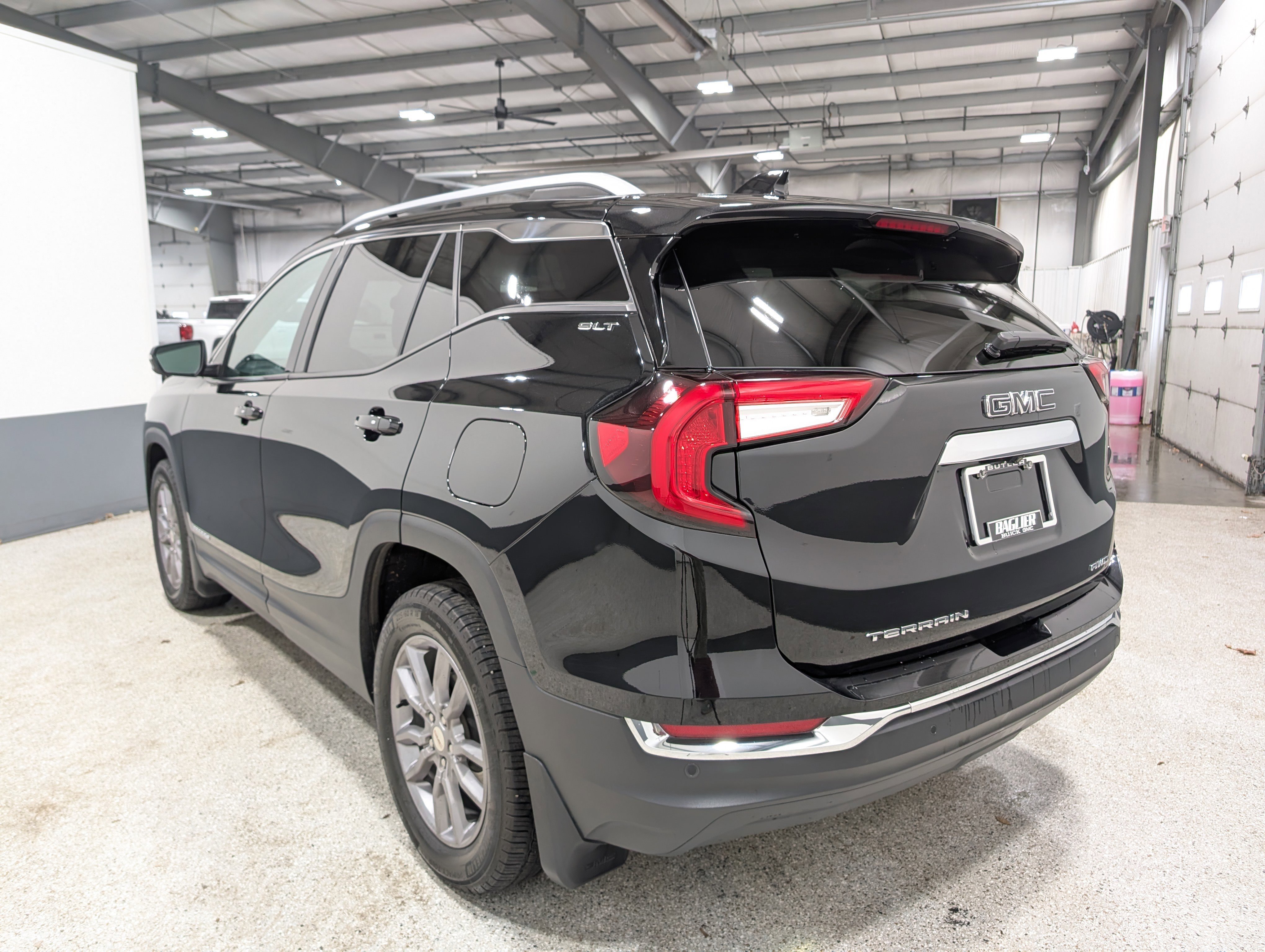 Used 2023 GMC Terrain SLT w/ Infotainment Package II image 5