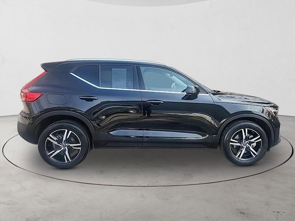 Certified 2025 Volvo XC40 B5 Core AWD/4WD image 6