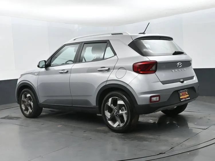 Used 2025 Hyundai Venue SEL FWD image 9