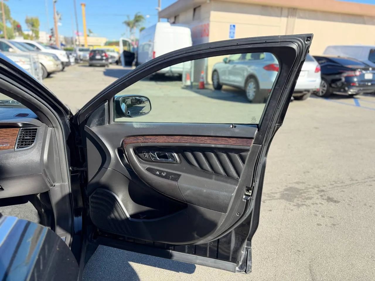 Used 2017 Ford Taurus Limited image 33