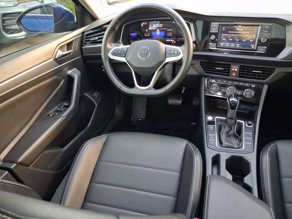 Used 2023 Volkswagen Jetta SE w/ Panoramic Sunroof Package image 10