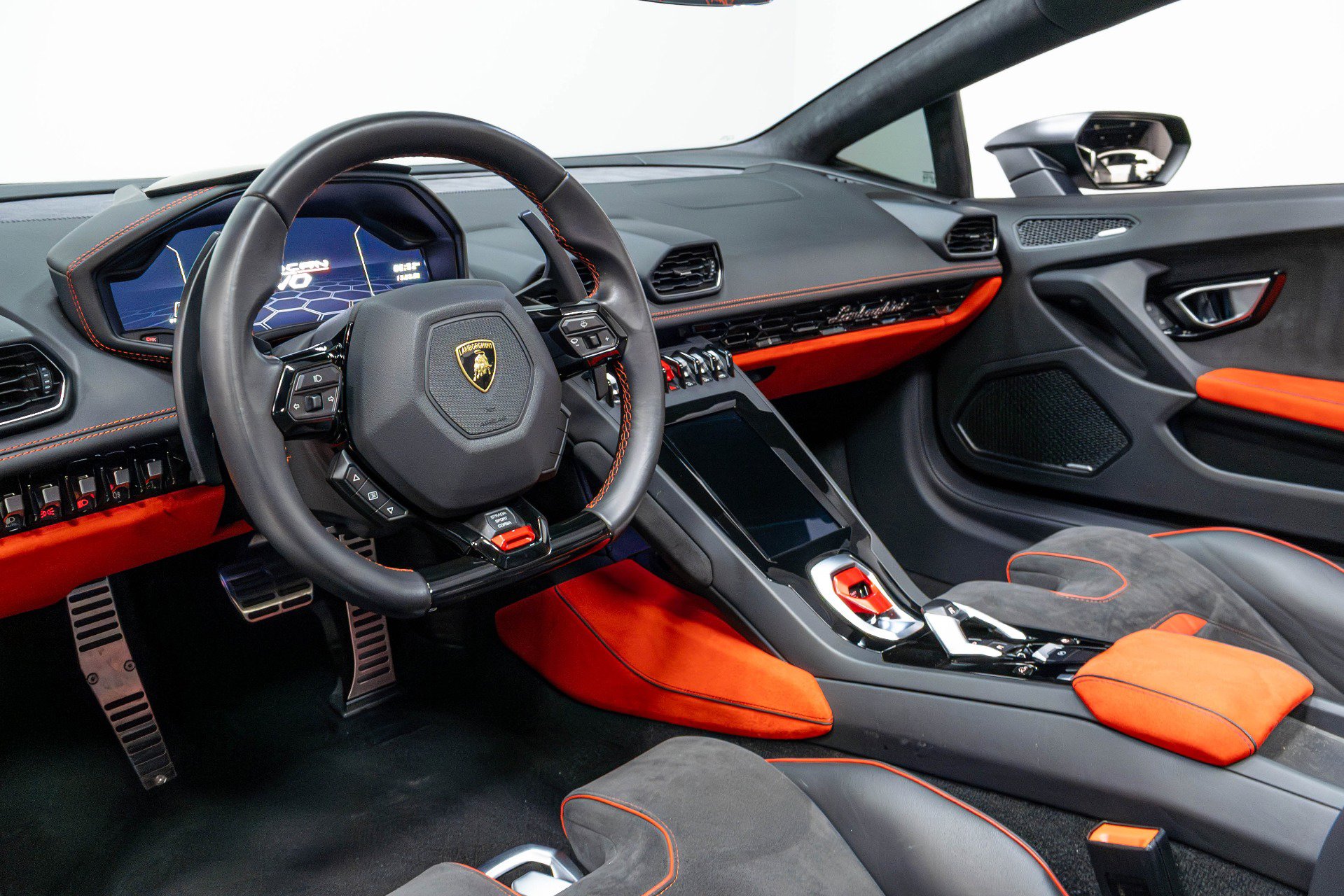 Used 2021 Lamborghini Huracan EVO RWD image 11