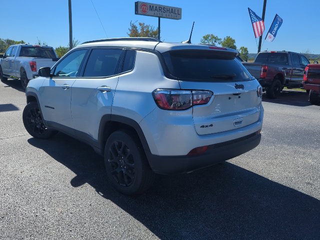 Used 2025 Jeep Compass Latitude w/ Convenience Group AWD/4WD image 28