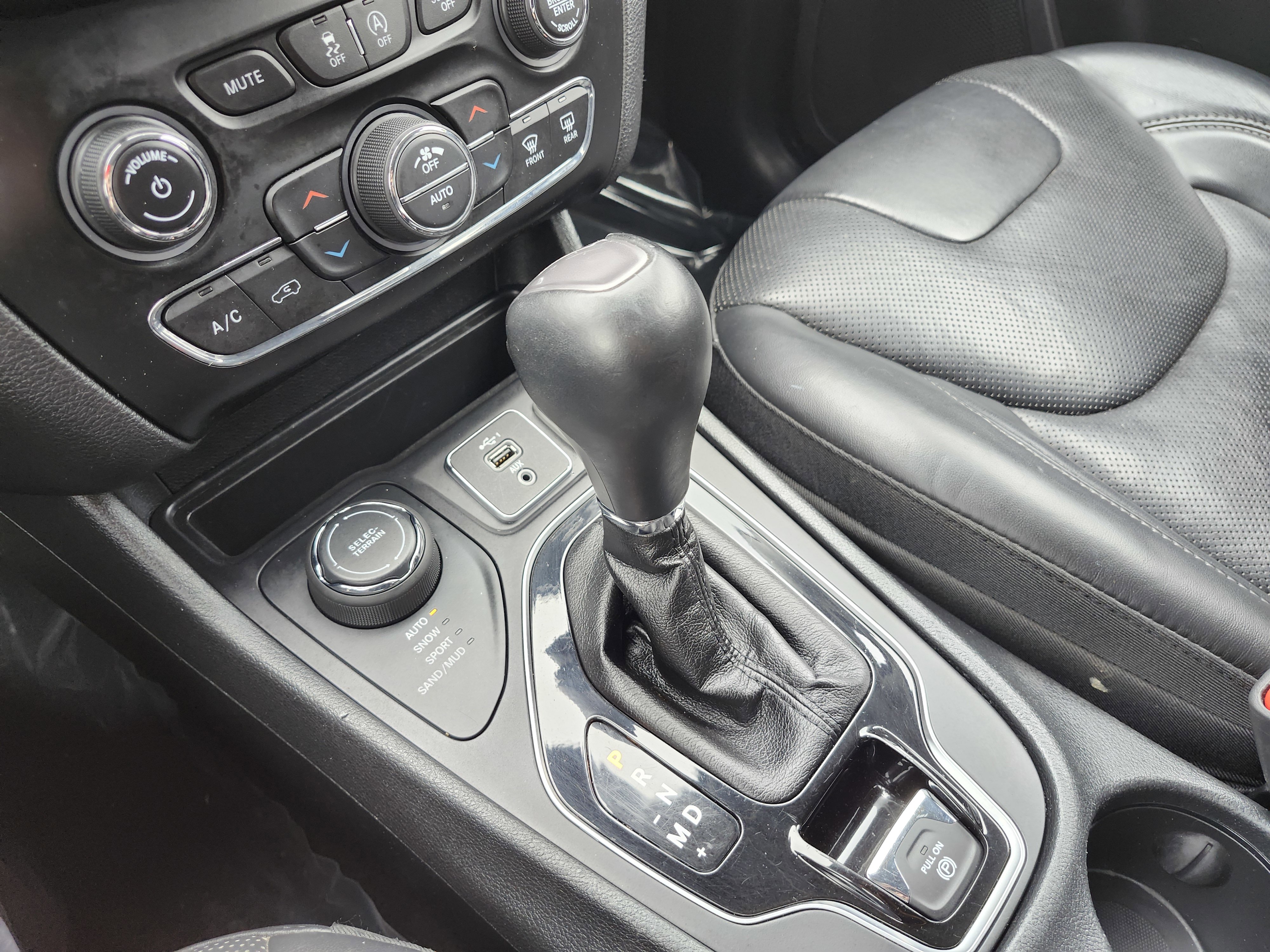 Used 2019 Jeep Cherokee Overland AWD/4WD image 35