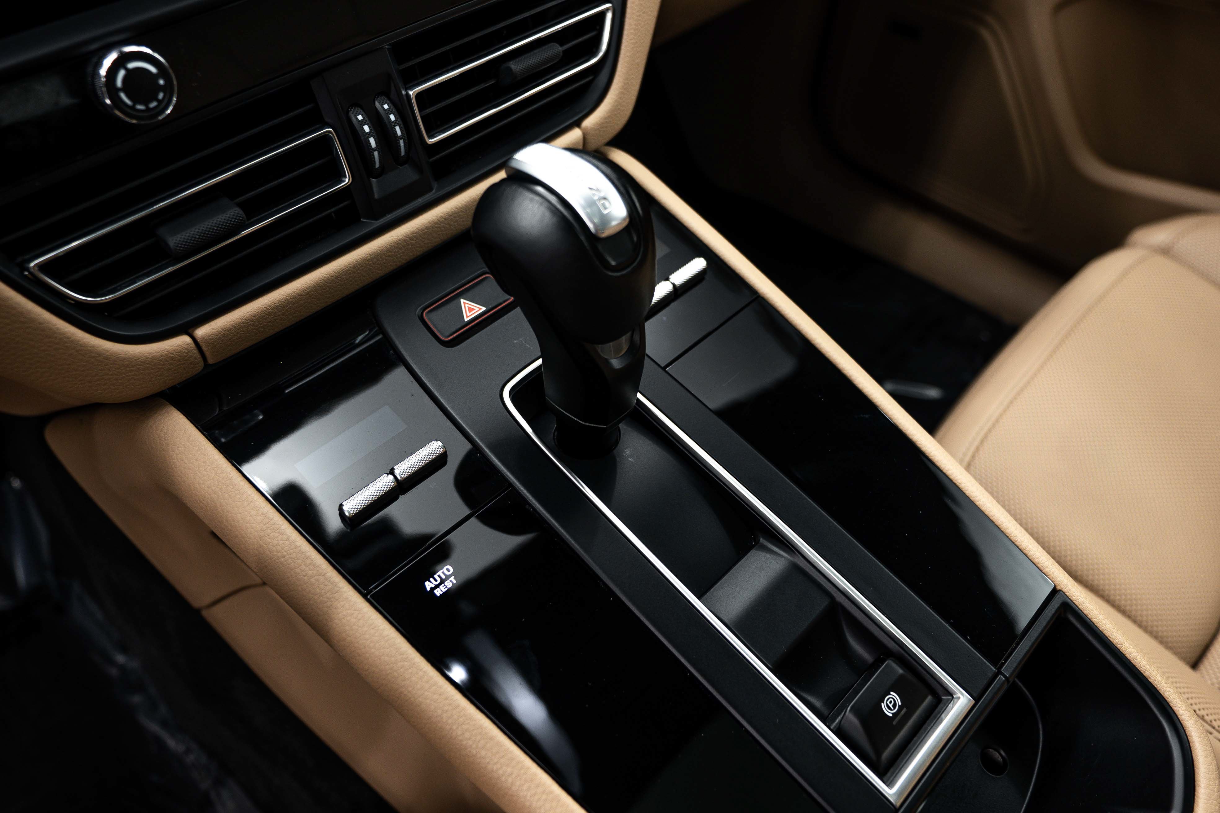 Certified 2024 Porsche Macan AWD/4WD image 20