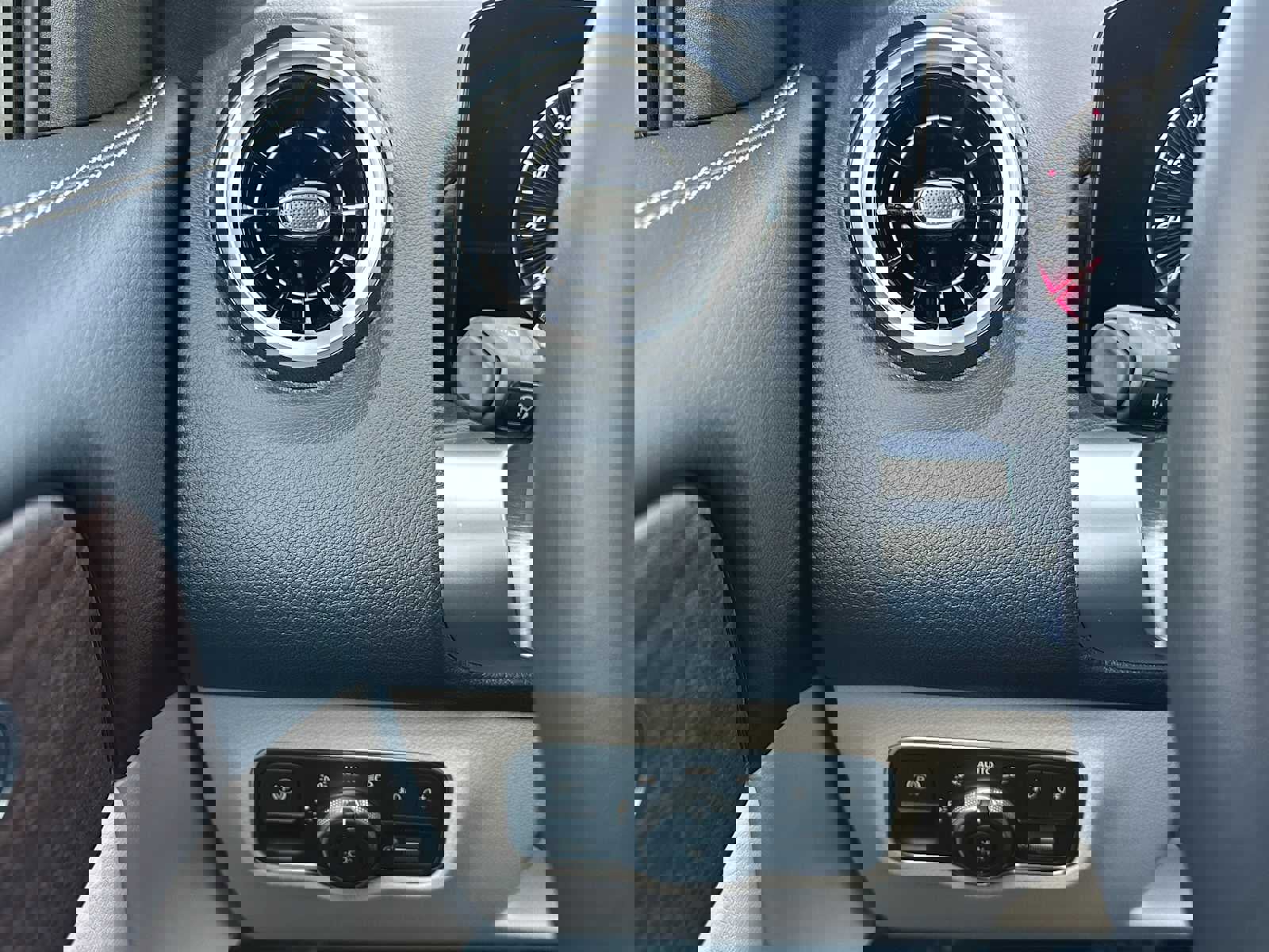 Used 2026 Mercedes-Benz GLB 250 4MATIC image 32