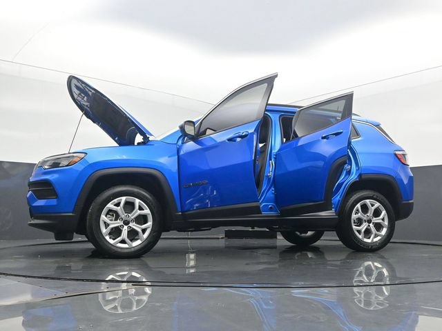 New 2025 Jeep Compass Latitude w/ Sun & Sound Group AWD/4WD image 59