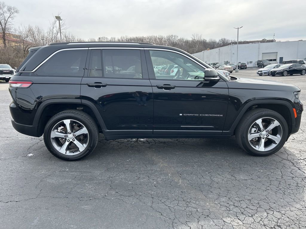 Used 2023 Jeep Grand Cherokee Limited w/ Luxury Tech Group II image 4