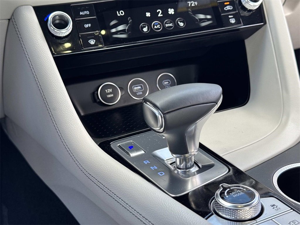 Used 2025 Genesis G70 2.5T image 10
