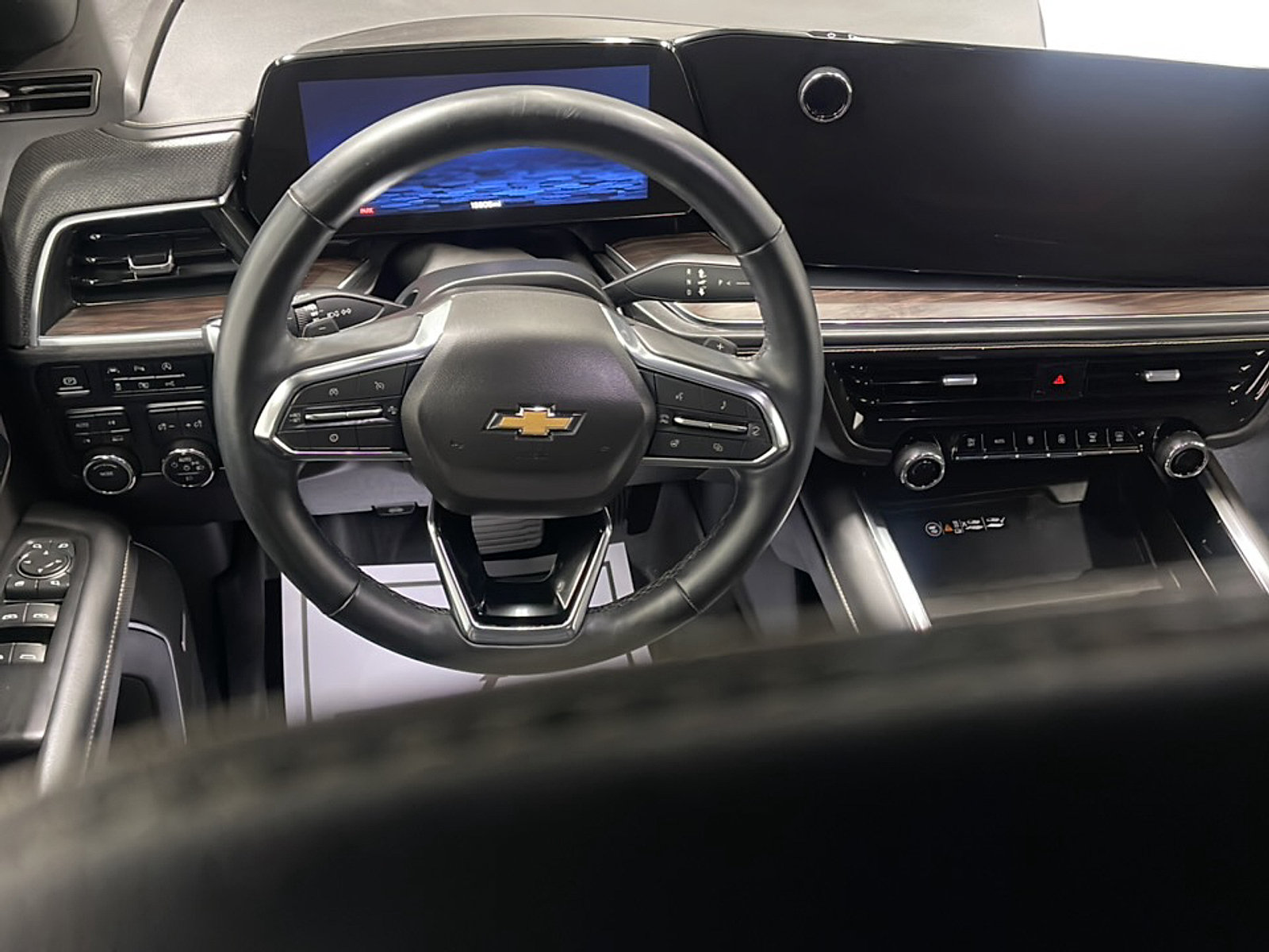 Used 2025 Chevrolet Suburban Premier AWD/4WD image 3