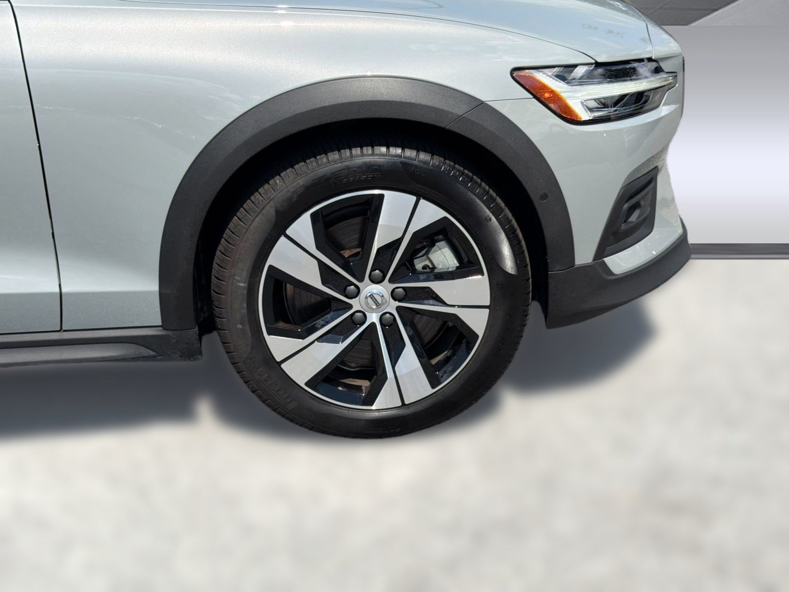 Certified 2025 Volvo V60 B5 Cross Country Plus AWD/4WD image 11