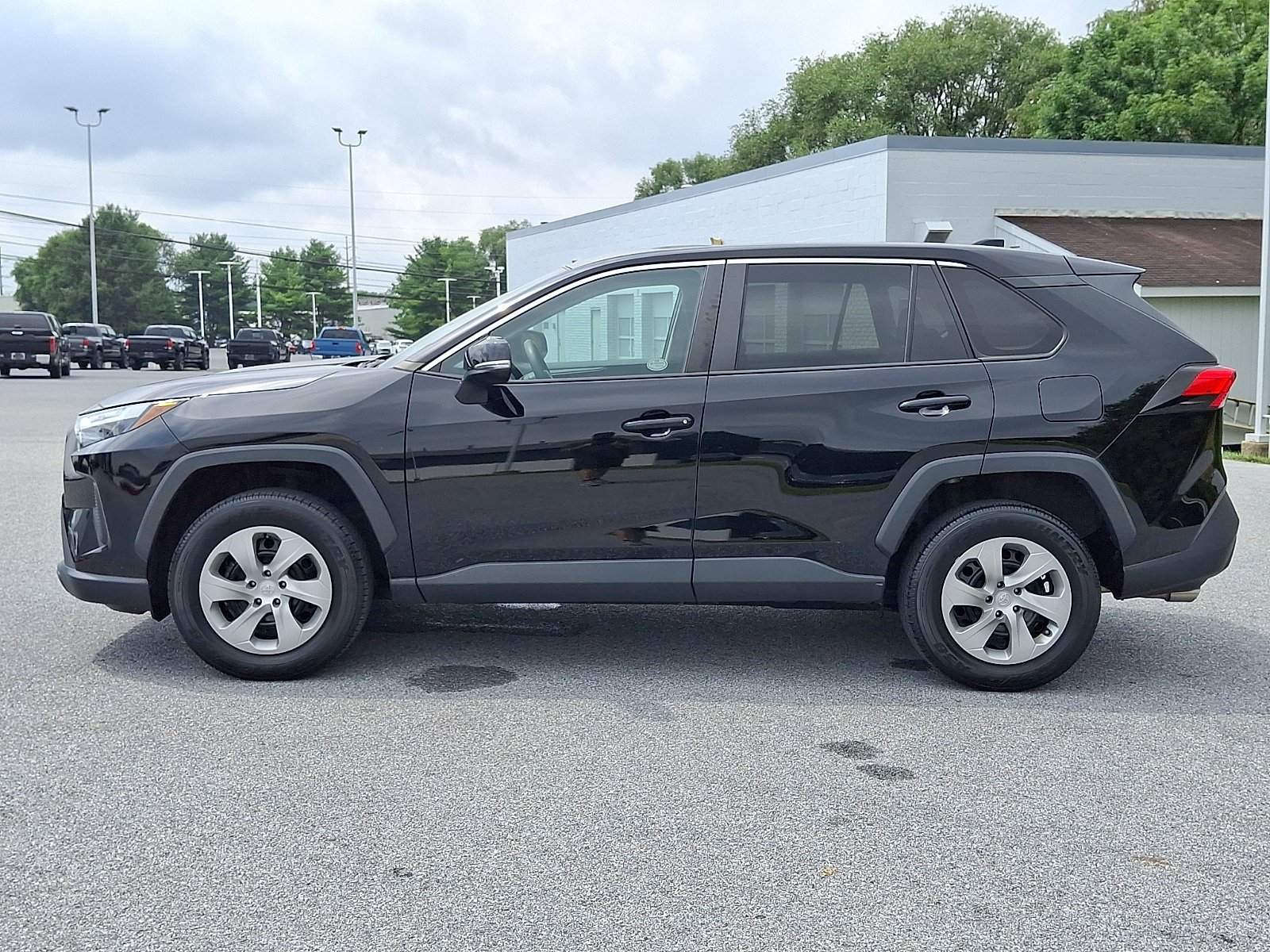 Used 2023 Toyota RAV4 LE AWD/4WD image 4