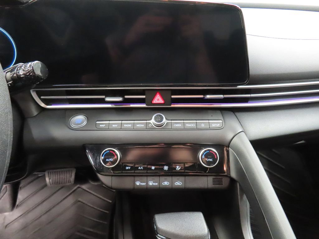 Used 2024 Hyundai Elantra SEL FWD image 17