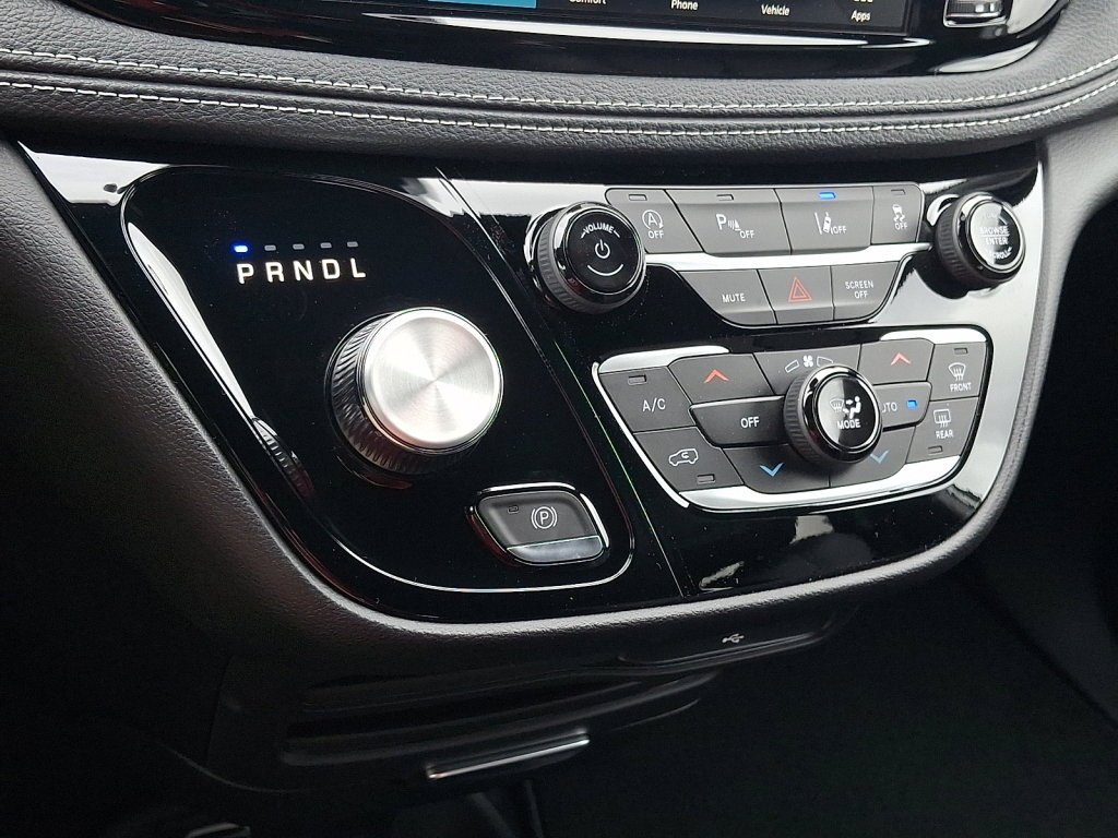 New 2027 Chrysler Pacifica Select AWD/4WD image 17