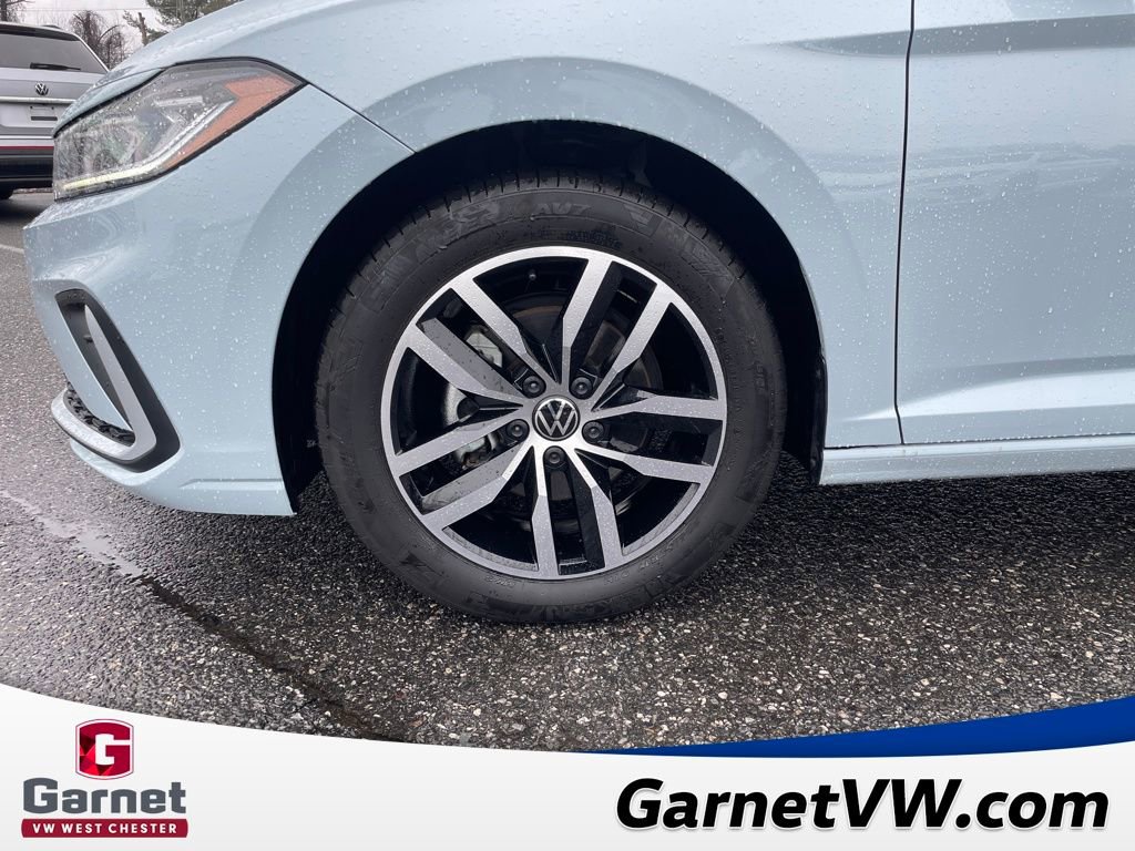 Certified 2025 Volkswagen Jetta SE w/ Sunroof Package image 27