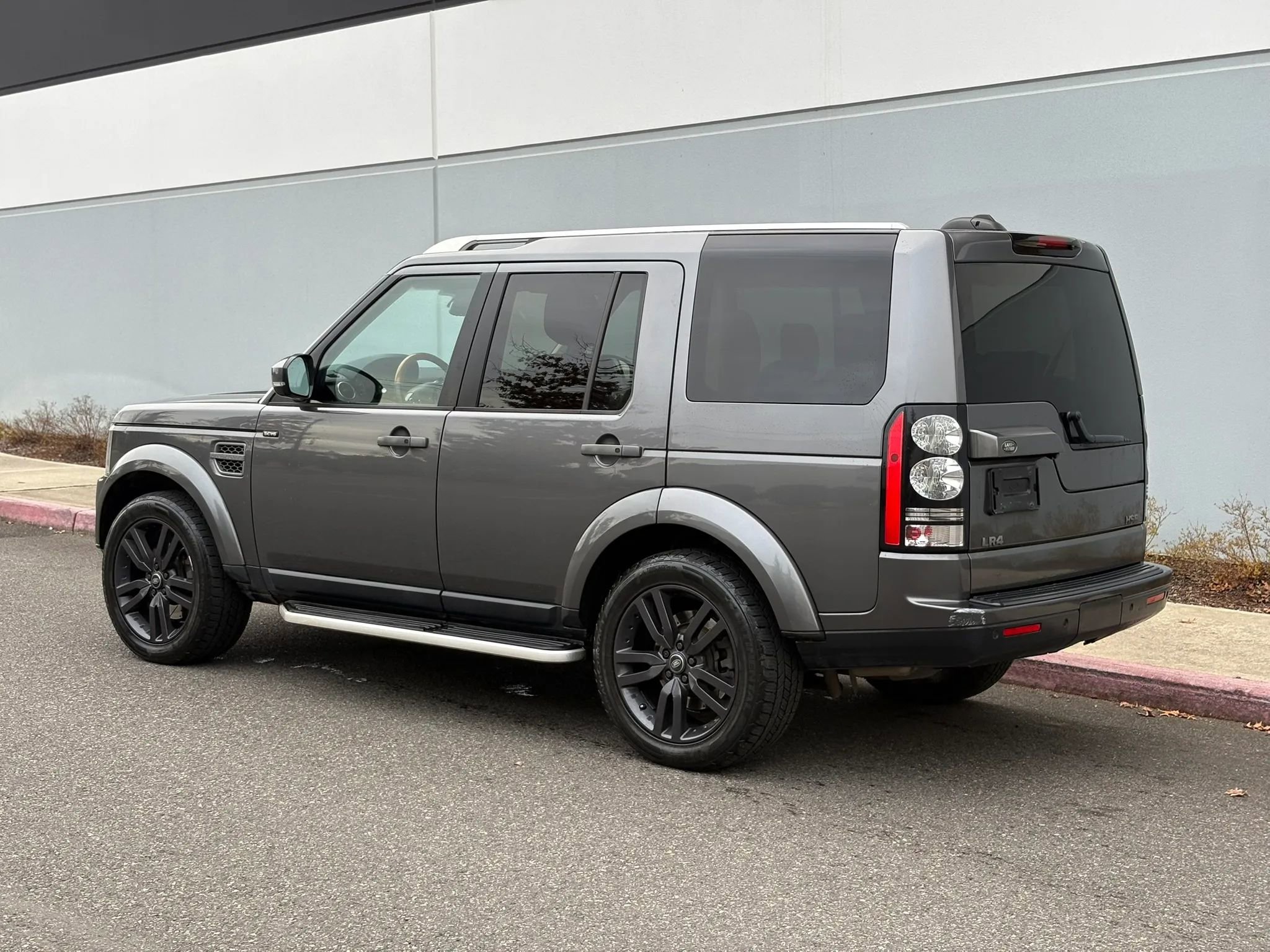 Used 2015 Land Rover LR4 HSE image 4
