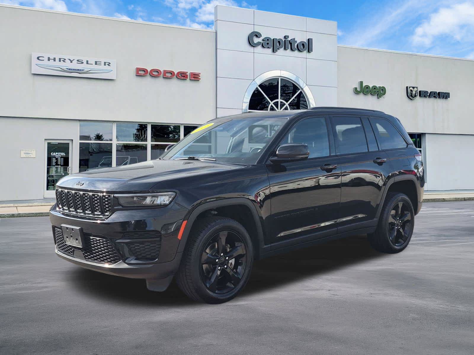 Used 2023 Jeep Grand Cherokee Altitude AWD/4WD image 6