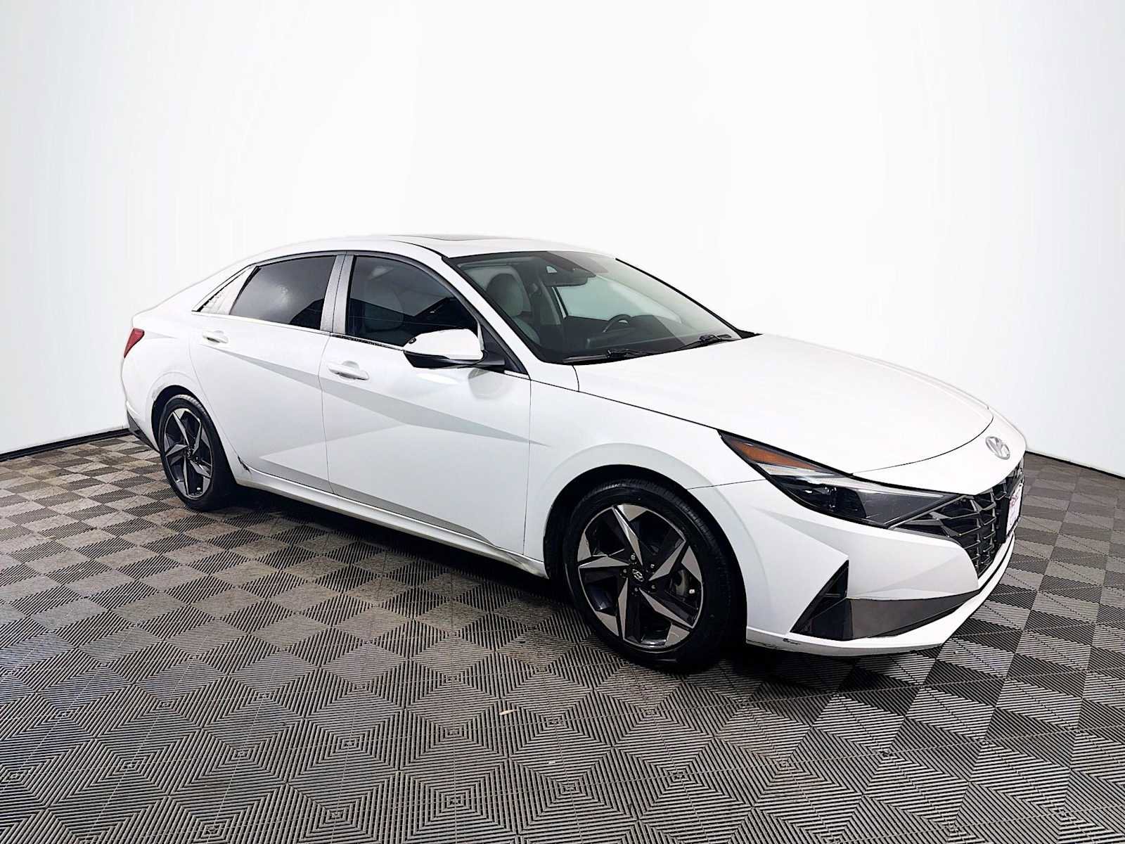 Used 2021 Hyundai Elantra Limited w/ Cargo Package image 3