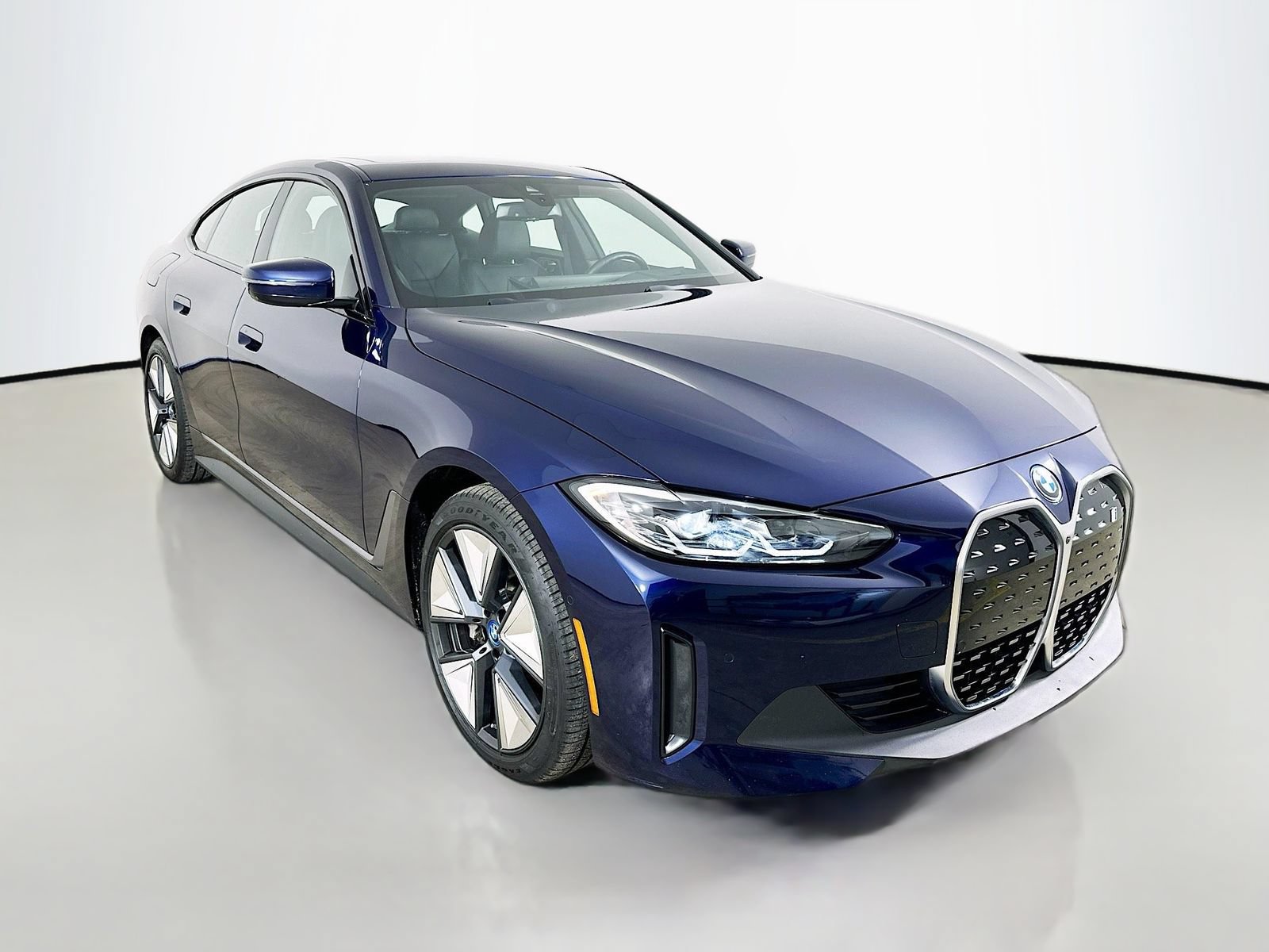 Used 2023 BMW i4 eDrive35 w/ Premium Package RWD image 3