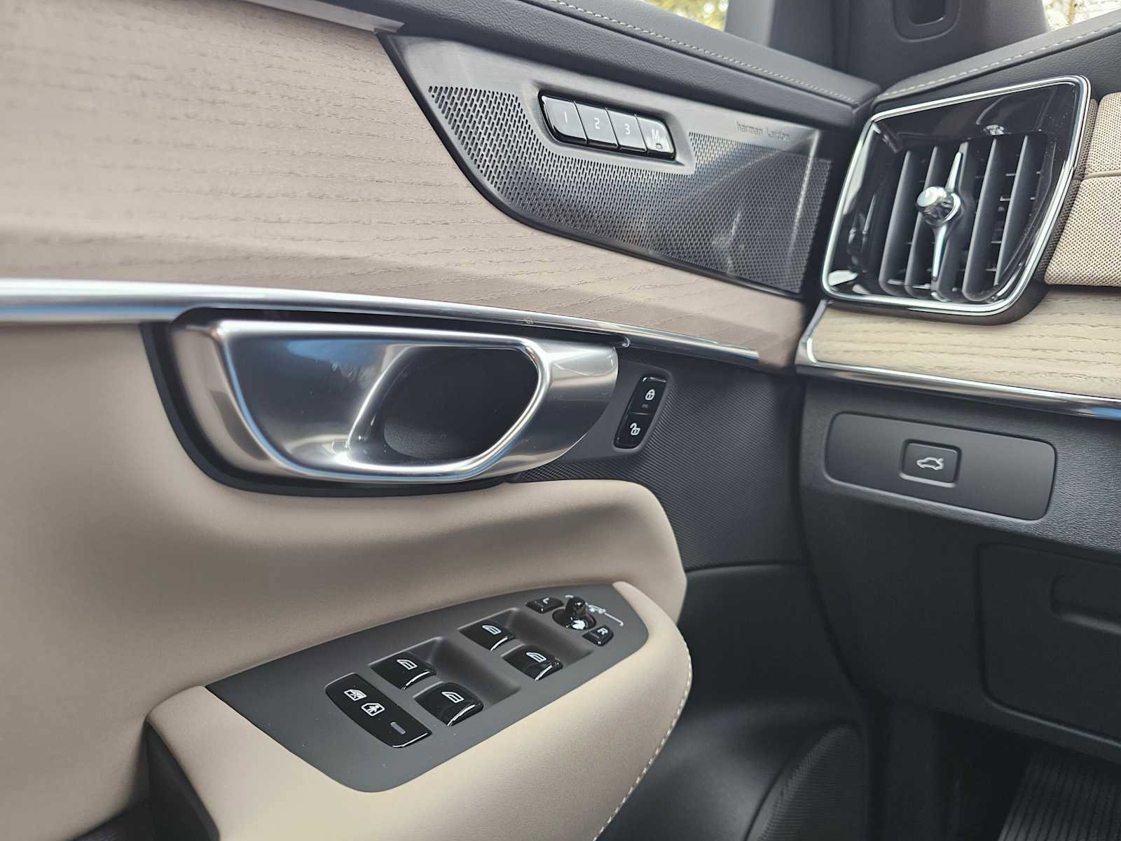 New 2026 Volvo XC90 B5 Plus w/ Protection Package AWD/4WD image 31