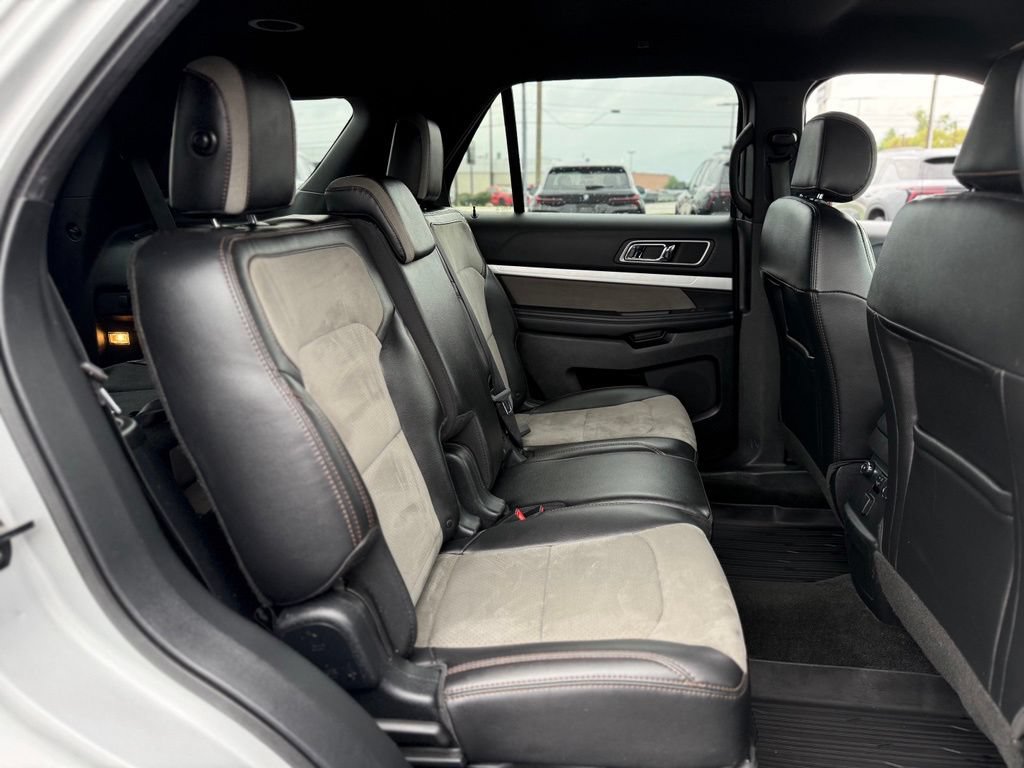 Used 2017 Ford Explorer XLT w/ Equipment Group 202A AWD/4WD image 14