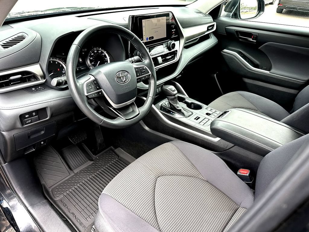Used 2024 Toyota Highlander LE AWD/4WD image 13